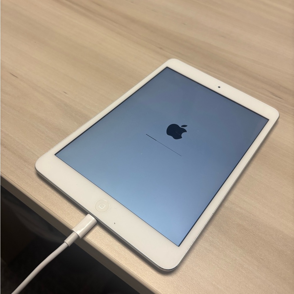 Apple iPad Mini - Picture 2 of 8